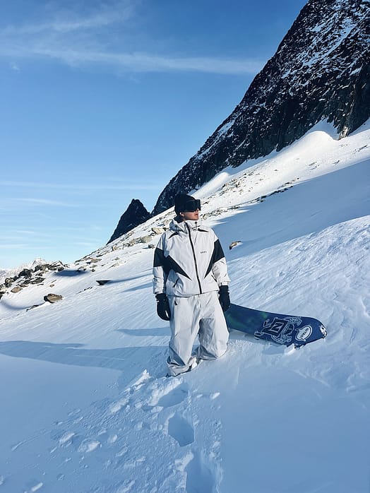 Customer @josito_aragon in Spartan Snowboard Jacket Men Spike Light Grey/Black