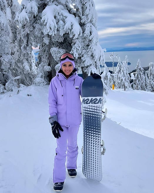 Customer @arshveerrai in Adept W Snowboard Jacket Women Faded Violet