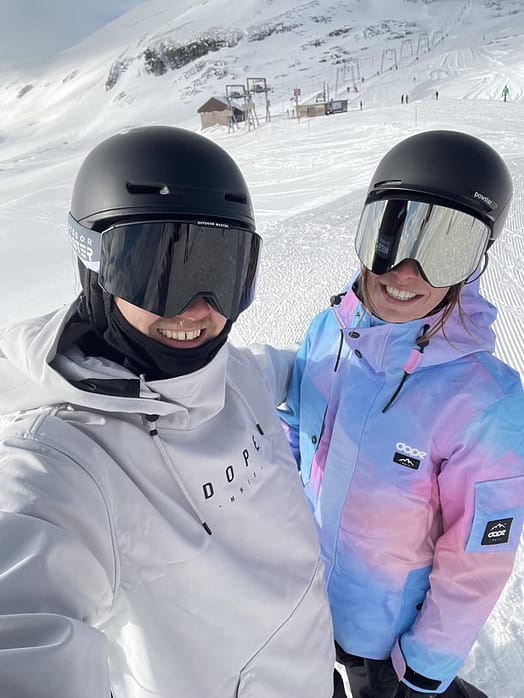 Customer @irinaruegg in Yeti Snowboard Jacket Men Aphex Light Grey