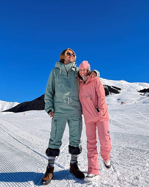 Customer @carlasistiaga in Con W 2020 Snowboard Pants Women Pink