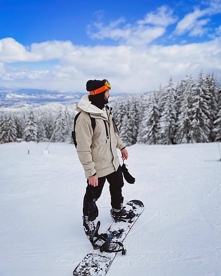 Klant @cameronpayami in Mojo Snowboard jas Heren Sand