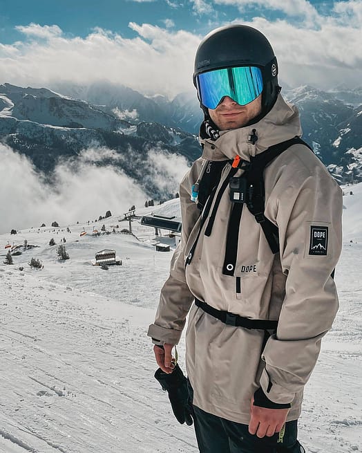 Customer @jonas_voelmicke in Mojo Snowboard Jacket Men Sand