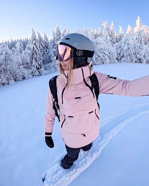 Customer @kelluuy in Akin W Snowboard Jacket Women Soft Pink