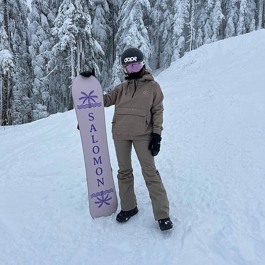 Customer @angelaaregalado in Cyclone W 2022 Snowboard Jacket Women Walnut