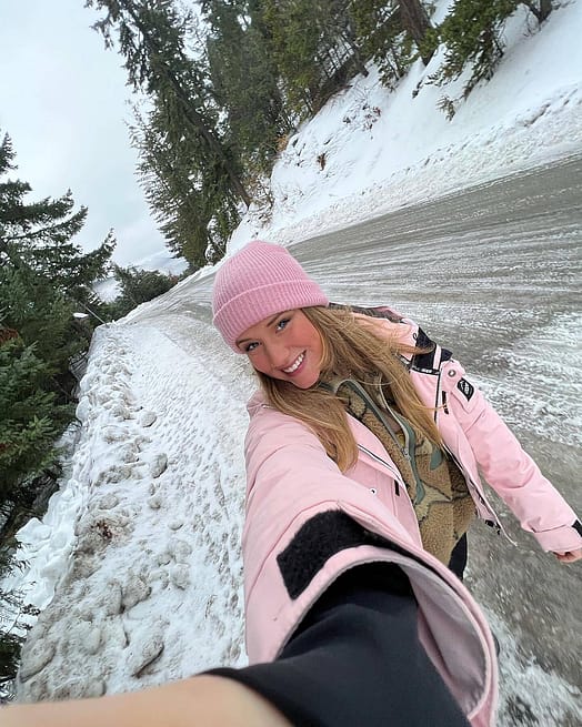 Client @elliedalesmith dans Adept W Veste Snowboard Femme Soft Pink