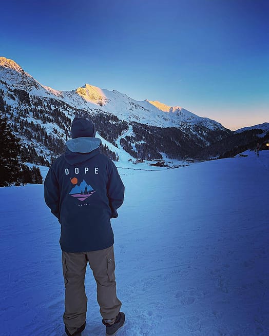 Customer @true_zorbi in Yeti 2022 Ski Jacket Men Pine Metal Blue