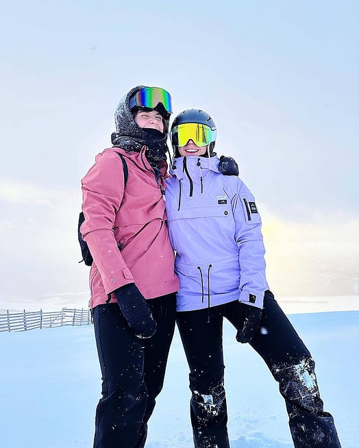 Customer @isabellasvanlund in Annok W Snowboard Jacket Women Faded Violet