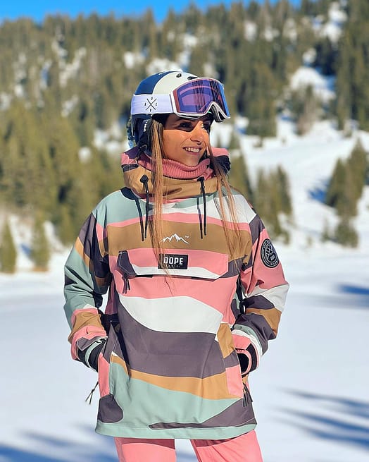 Customer @livvhyde in Blizzard W Snowboard Jacket Women Shards Gold Muted Pink