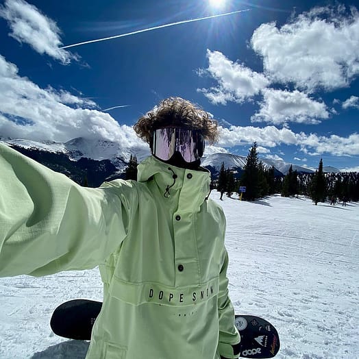 Customer @crosselmquist in Legacy 2023 Snowboard Jacket Men Faded Neon