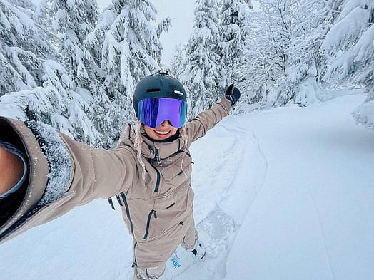 Customer @xagnr in Akin W Snowboard Jacket Women Walnut Renewed